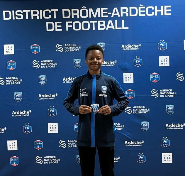 REMISE DES ECUSSONS ARBITRES AU DISTRICT ! ECUSSONS REMISE