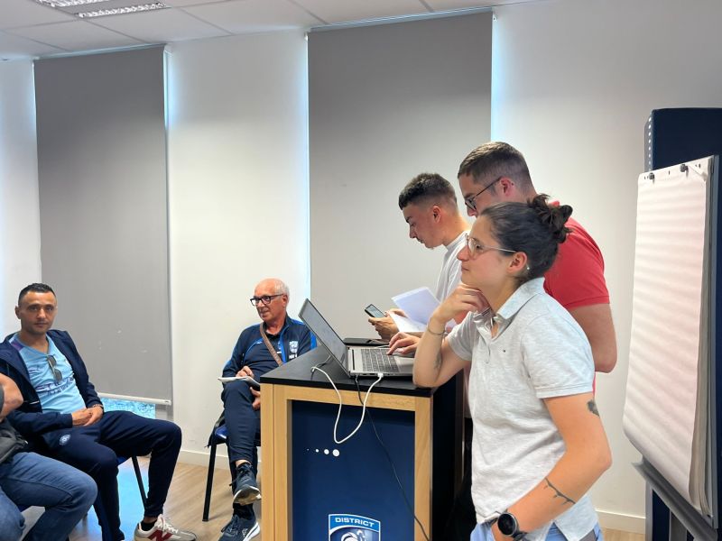 REMISE DES ECUSSONS ARBITRES AU DISTRICT ! REMISE